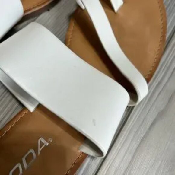 Soda white size 8 up on sandals very small stain to right shoe as pictured - Picture 3 of 4
